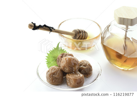 紀州南科李子蜂蜜醃製（蜂蜜醃李子）白色背景 116219877