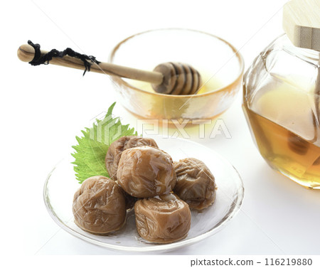 紀州南科李子蜂蜜醃製(蜂蜜醃李子)白色背景 紀州南科李子蜂蜜醃製(蜂蜜醃李子)白色背景 116219880