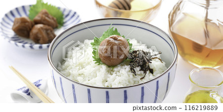 紀州南科李子蜂蜜醃製(蜂蜜醃李子)白色背景 紀州南科李子蜂蜜醃製(蜂蜜醃李子)白色背景 116219889