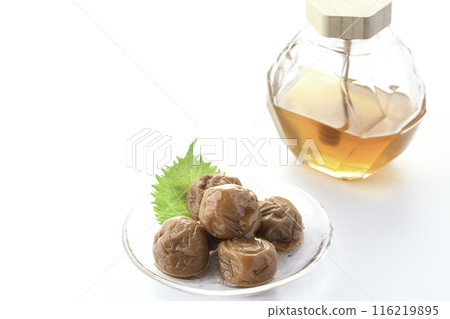 紀州南科李子蜂蜜醃製(蜂蜜醃李子)白色背景 紀州南科李子蜂蜜醃製(蜂蜜醃李子)白色背景 116219895