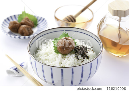 紀州南科李子蜂蜜醃製(蜂蜜醃李子)白色背景 紀州南科李子蜂蜜醃製(蜂蜜醃李子)白色背景 116219908