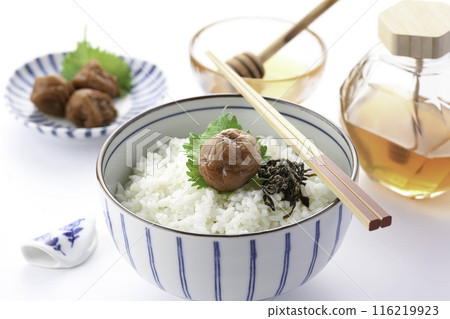 紀州南科李子蜂蜜醃製(蜂蜜醃李子)白色背景 紀州南科李子蜂蜜醃製(蜂蜜醃李子)白色背景 116219923