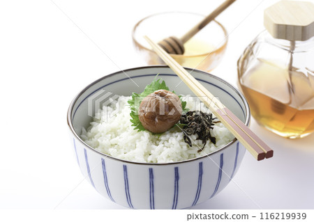 紀州南科李子蜂蜜醃製(蜂蜜醃李子)白色背景 紀州南科李子蜂蜜醃製(蜂蜜醃李子)白色背景 116219939