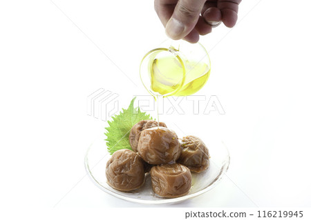 紀州南科李子蜂蜜醃製(蜂蜜醃李子)白色背景 紀州南科李子蜂蜜醃製(蜂蜜醃李子)白色背景 116219945