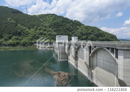浦山水壩是日本第二高的重力壩。 浦山水壩是日本第二高的重力壩。 116221808