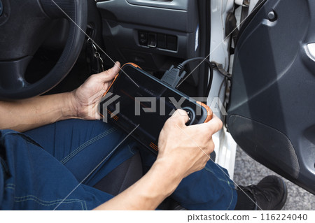 使用汽車診斷機的汽車機械師 116224040