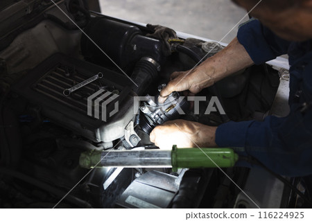 Auto mechanic repairing a car 116224925