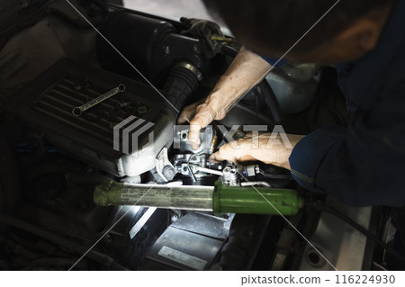 修理汽車的汽車修理工 116224930