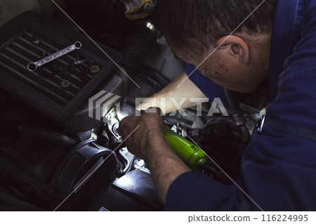 Auto mechanic repairing a car 116224995
