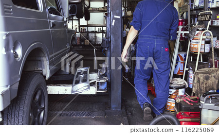 修理汽車的汽車修理工 116225069