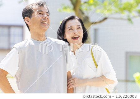 一對老年夫婦在公寓前擁抱 116226008