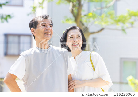 一對老年夫婦在公寓前擁抱 116226009