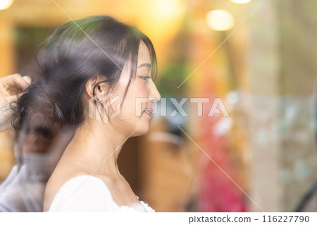 Woman setting hair at a hairdresser 116227790