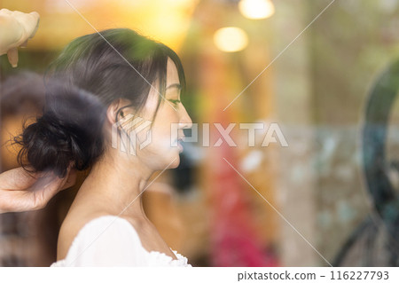 Woman setting hair at a hairdresser 116227793