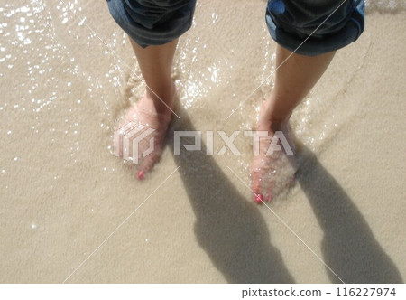 Feel the cool waves on the beach 116227974