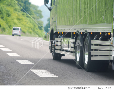 高速公路上行駛的大型卡車輪胎（後輪） 116229346