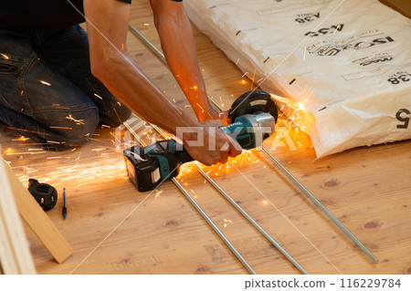 在新房建築工地工作的木匠 116229784