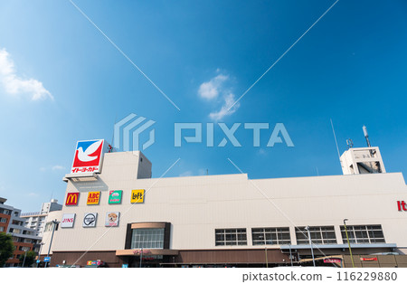 伊藤洋華堂國麗店從停車場看到的景色，陽光明媚的夏天，東京調布市 116229880