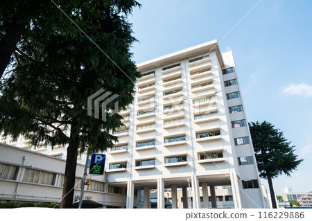 東京慈惠大學醫學院第三醫院入口,晴朗的夏日天空,東京狛江市 東京慈惠大學醫學院第三醫院入口,晴朗的夏日天空,東京狛江市 116229886