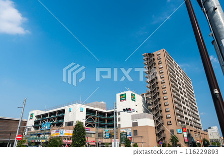 京王線國領站可可廣場 夏日晴朗的藍天 東京調布市 京王線國領站可可廣場 夏日晴朗的藍天 東京調布市 116229893