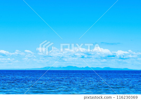 雨季陽光明媚的日子，從山口縣虹濱看到的九州山脈 116230369