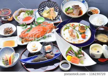 豪華海鮮和日本料理裝飾的特色餐桌 116230720