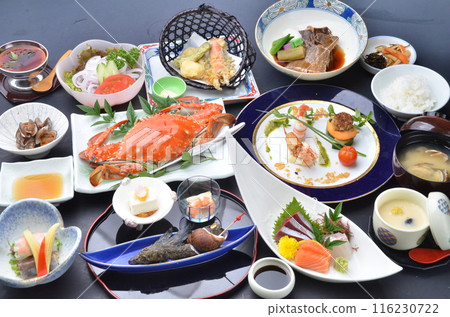 豪華海鮮和日本料理裝飾的特色餐桌 豪華海鮮和日本料理裝飾的特色餐桌 116230722