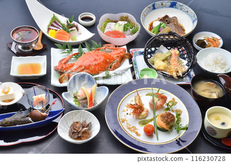 A full course of fresh seafood and traditional Japanese cuisine 116230728