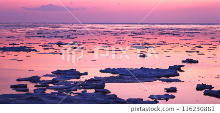 北海道溫涅別市夕陽下的鄂霍茨克冰海 北海道溫涅別市夕陽下的鄂霍茨克冰海 116230881