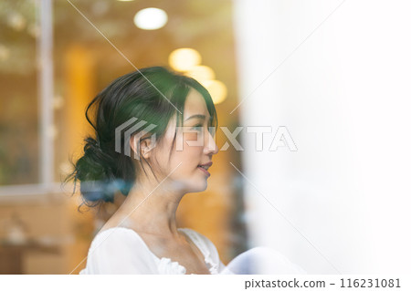 Woman setting hair at a hairdresser 116231081