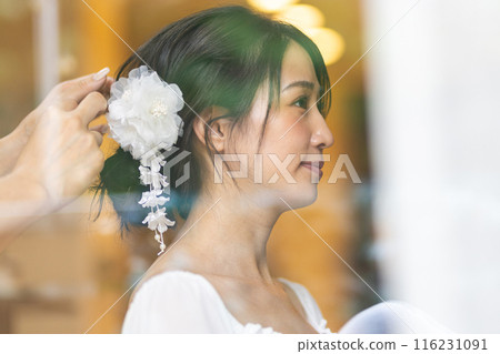 Woman setting hair at a hairdresser 116231091