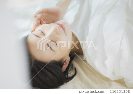 女人仰躺著 116231308