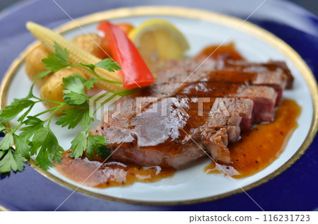 Steak Dinner: Juicy flavors and colorful vegetables 116231723