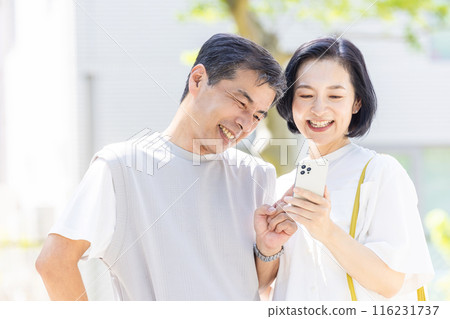 一起看智慧型手機的中年夫婦 116231737