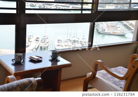 Japanese-style room with a harbor view: A peaceful morning 116231784