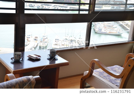 Japanese-style room with a harbor view: A peaceful morning 116231791