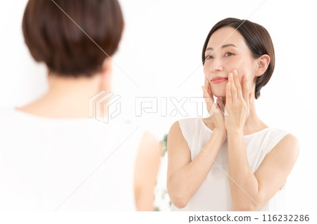 Woman looking in the mirror, beauty, moisture 116232286