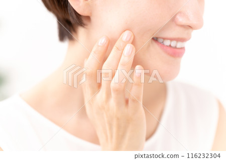 Woman looking in the mirror, beauty, moisture 116232304