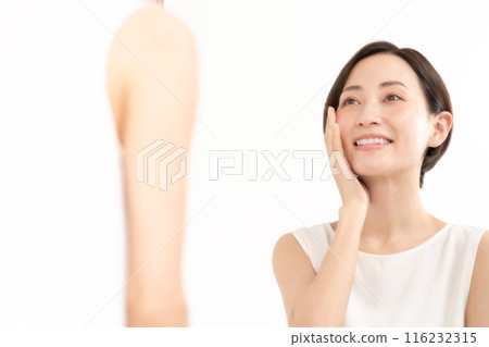 Woman looking in the mirror, beauty, moisture 116232315