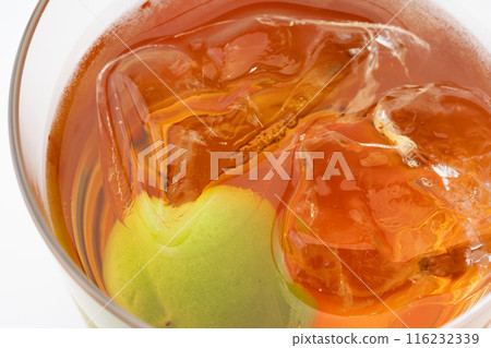 玻璃中岩梅酒的特寫 玻璃中岩梅酒的特寫 116232339