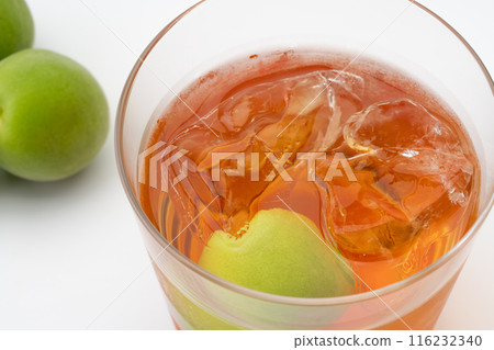 玻璃中岩梅酒的特寫 玻璃中岩梅酒的特寫 116232340