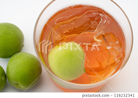 玻璃中岩梅酒的特寫 玻璃中岩梅酒的特寫 116232341