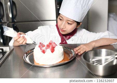 一位糕點師女人正在製作整個蛋糕 116232607