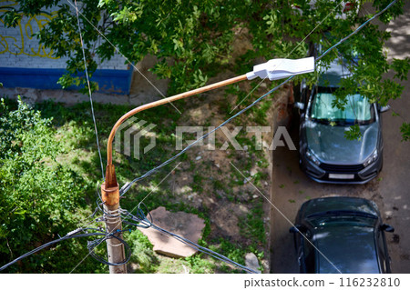 Electric wire cable on street lamp post 116232810