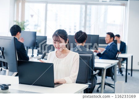 一位女士使用無線耳機在辦公室舉行遠距會議 一位女士使用無線耳機在辦公室舉行遠距會議 116233169