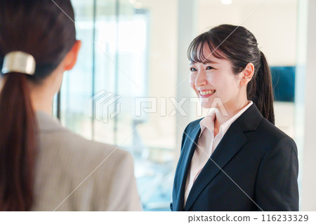 求職婦女參觀辦公室 116233329