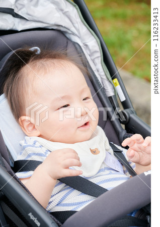 10 個月大的男嬰在嬰兒車中的托兒服務 116233413