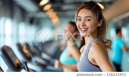 跑在一台跑的機器的婦女 116233451