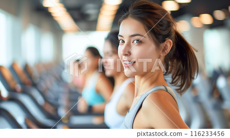 跑在一台跑的機器的婦女 116233456