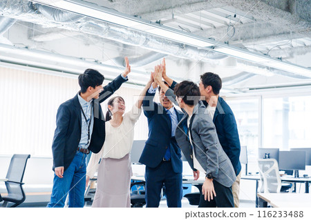 商務人士在辦公室擊掌 116233488